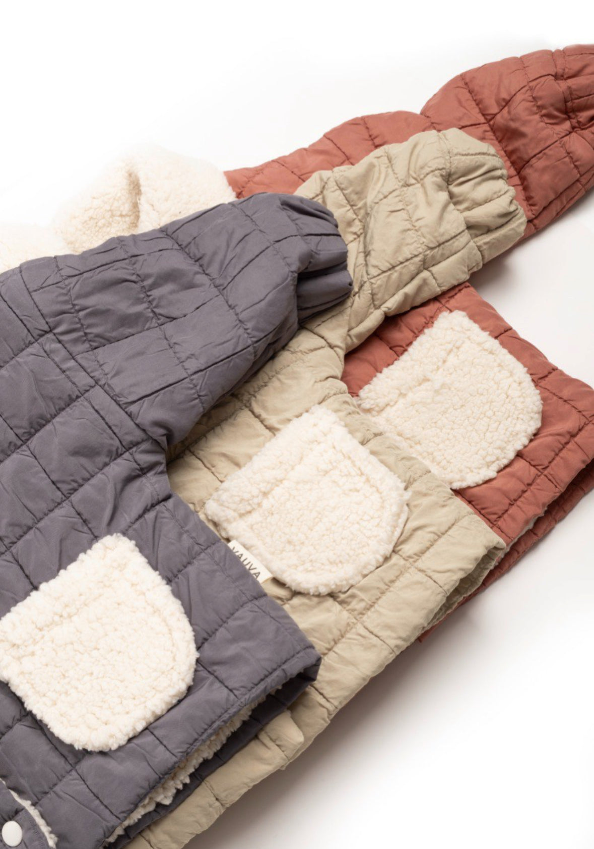Zachtgroene waterafstotende teddy kinderjas – warme unisex winterjas in scandi stijl