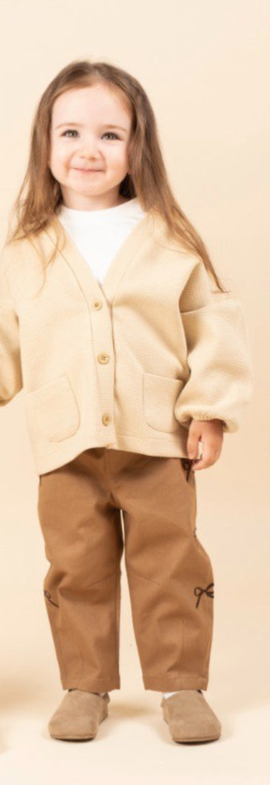 Gebreide babyvest met knopen en zakken – beige/bruin