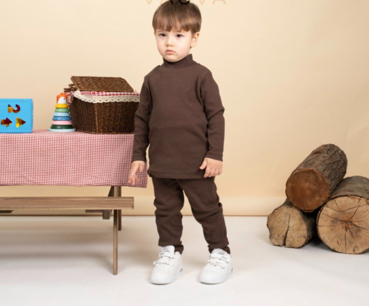Bruin unisex kinderpakje met coltrui
